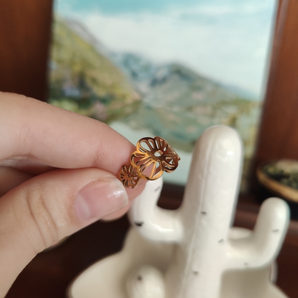 Floral ring - Picture 2 of 3